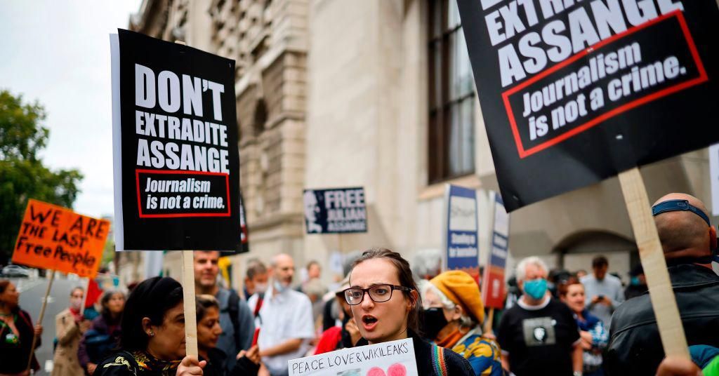 Demonstrators protest outside of the Old Bailey court in central London on September 7, 2020, as the extradition hearing for WikiLeaks founder Julian Assange resumes again. (Photo: Tolga Akmen / AFP via Getty Images) 