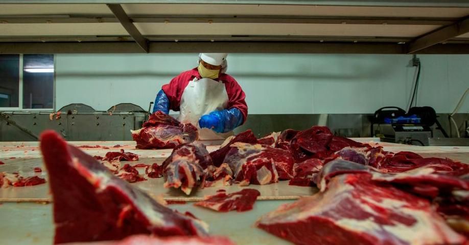 A butcher chops up beef at Jones Meat & Food Services in Rigby, Idaho, May 26, 2020. (Photo: Natalie Behring / AFP via Getty Images)