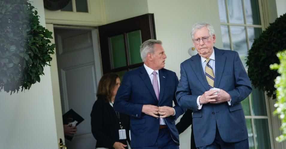 Senate Minority Leader Mitch McConnell (R-Ky.) (L) and House Minority Leader Kevin McCarthy (R-Calif.) leave the White House after meeting with President Joe Biden on May 12, 2021. (Photo: Drew Angerer/Getty Images) 
