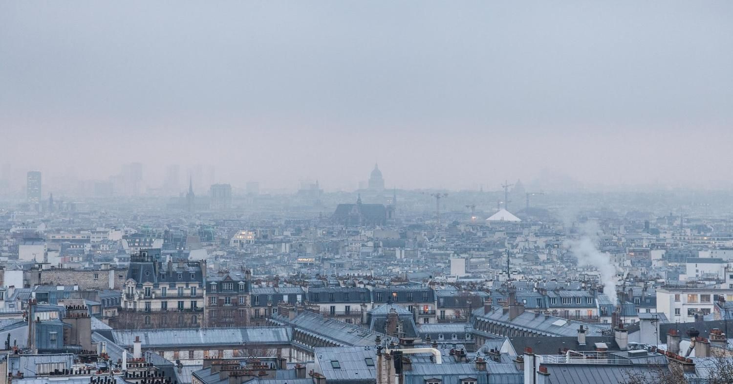  Paris on a winter afternoon, with clouds and fog generated by pollution. (Photo: Jerome Cid / Alamy Stock Photo) 