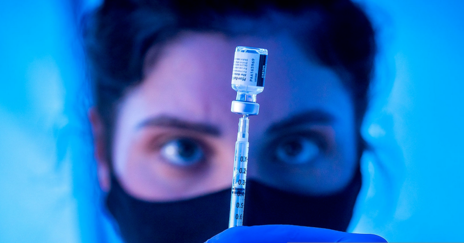 Liesl Eibschutz, a medical student from Dartmouth University, loads a syringe with Pfizer COVID-19 vaccine at Kedren Health on Thursday, April 15, 2021 in Los Angeles, CA. (Photo: Allen J. Schaben/Los Angeles Times via Getty Images)