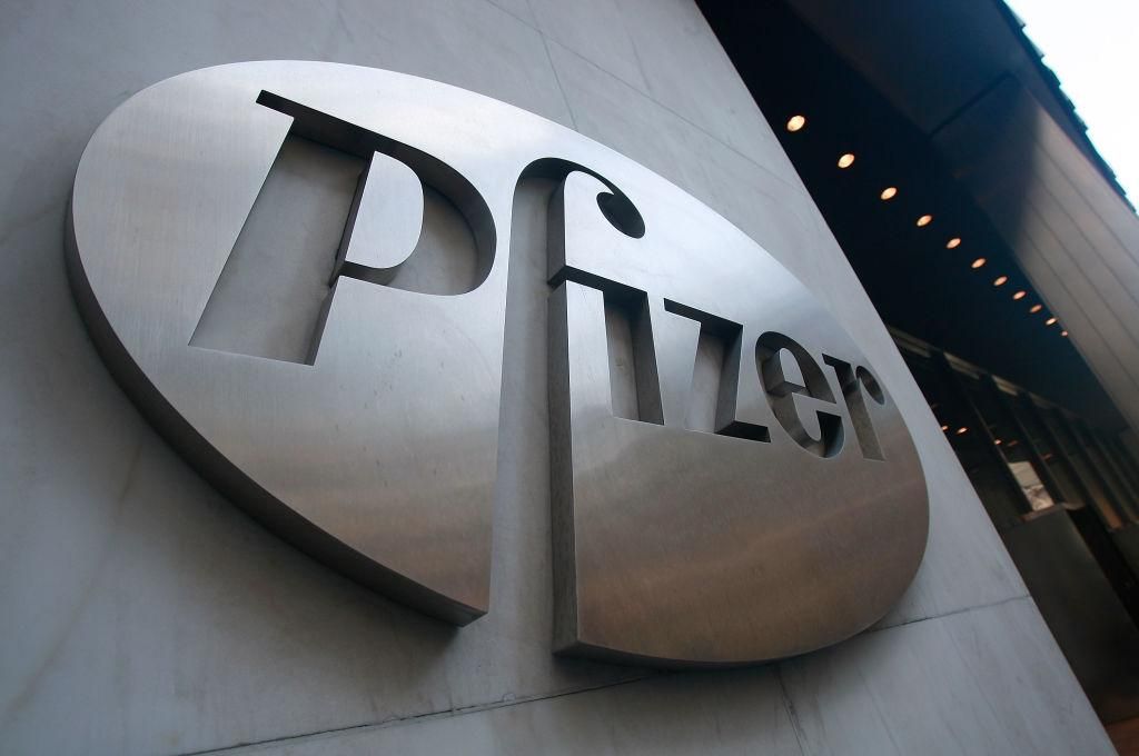 Pfizer’s appeals make it sound as though the frame­work of intel­lec­tu­al prop­er­ty rules and phar­ma­ceu­ti­cal monop­o­lies is a com­mon-sense glob­al order whose ben­e­fits to human soci­ety are appar­ent. (Photo by Mario Tama/Getty Images)