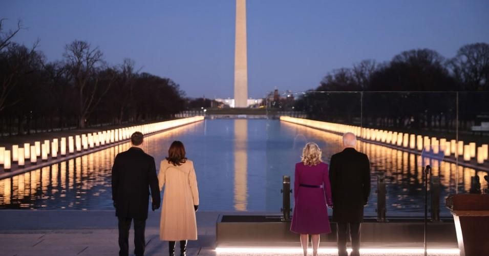 400 lights were placed around the Reflecting Pool to honor the nearly 400,000 Americans killed by COVID-19