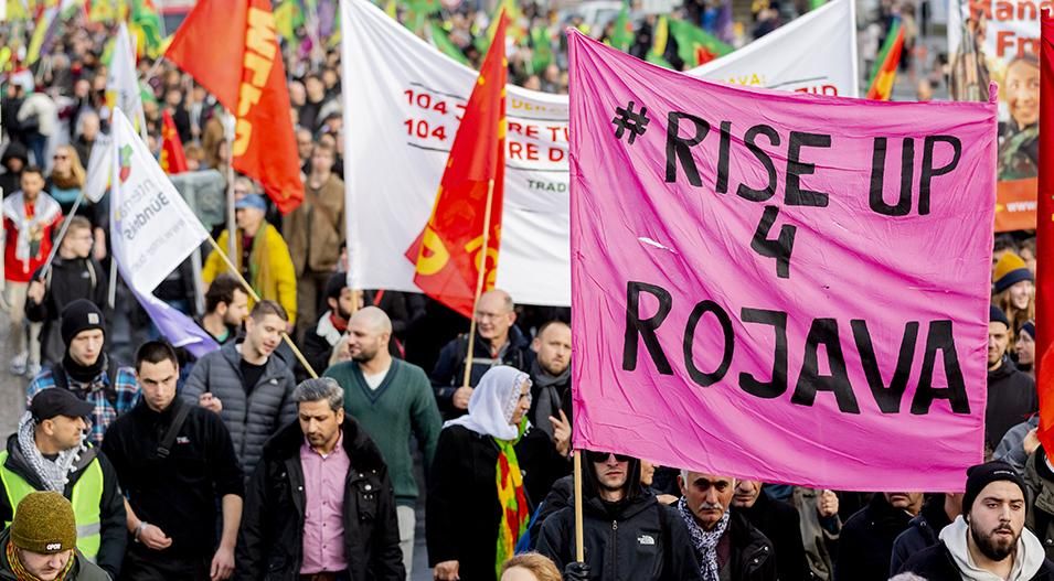 02 November 2019, Berlin: A demonstration of Kurds against the invasion of Syria by the Turkish army under the motto "Stop the war. Solidarity with Rojava" is moving along the boulevard Unter den Linden.