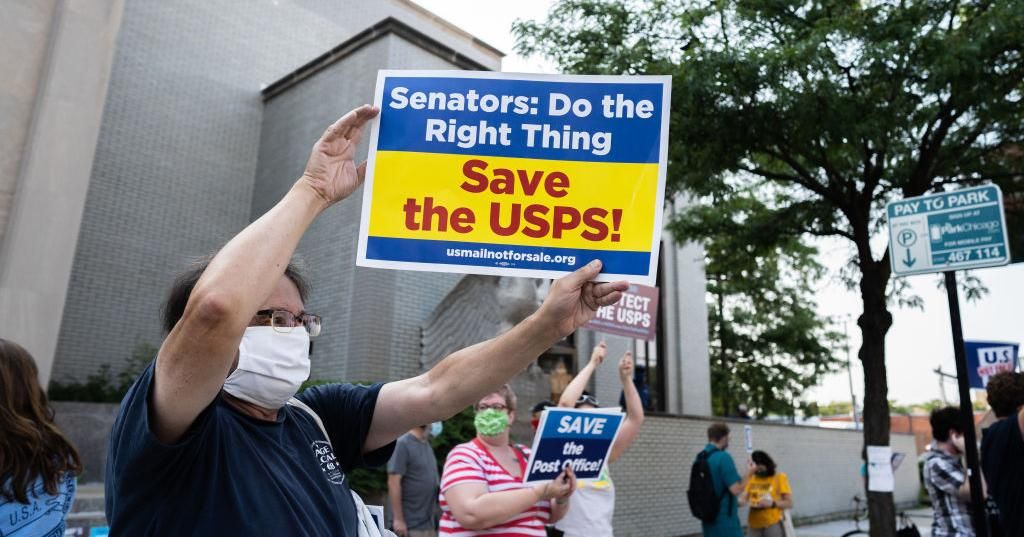 Demonstrators gather outside the Uptown post office in Chicago, IL to demand a fully funded United States Postal Service and an end to cuts by Postmaster General Louis DeJoy on August 25, 2020. (Photo: Max Herman/NurPhoto via Getty Images)
