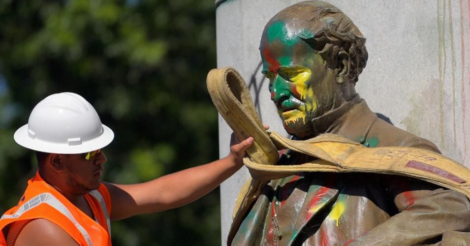 A crew removes the statue of confederateMatthew Fontaine Maury located at the intersection of Monument Avenue and N Belmont Avenue in Richmond, VA on July 2, 2020. (Photo: John McDonnell/The Washington Post/Getty Images)