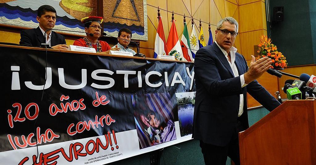 The lawyer of Ecuadorean people affected by Texaco-Chevron, Steven Donziger, gestures during a press conference on March 19, 2014 in Quito. (Photo: Rodrigo Buendia/AFP via Getty Images)