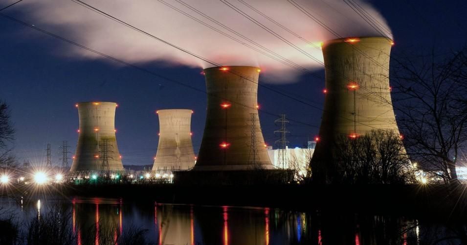 The Three Mile Island Nuclear Plant is seen in the early morning hours March 28, 2011 in Middletown, Pennsylvania. (Photo: Jeff Fusco/Getty Images)