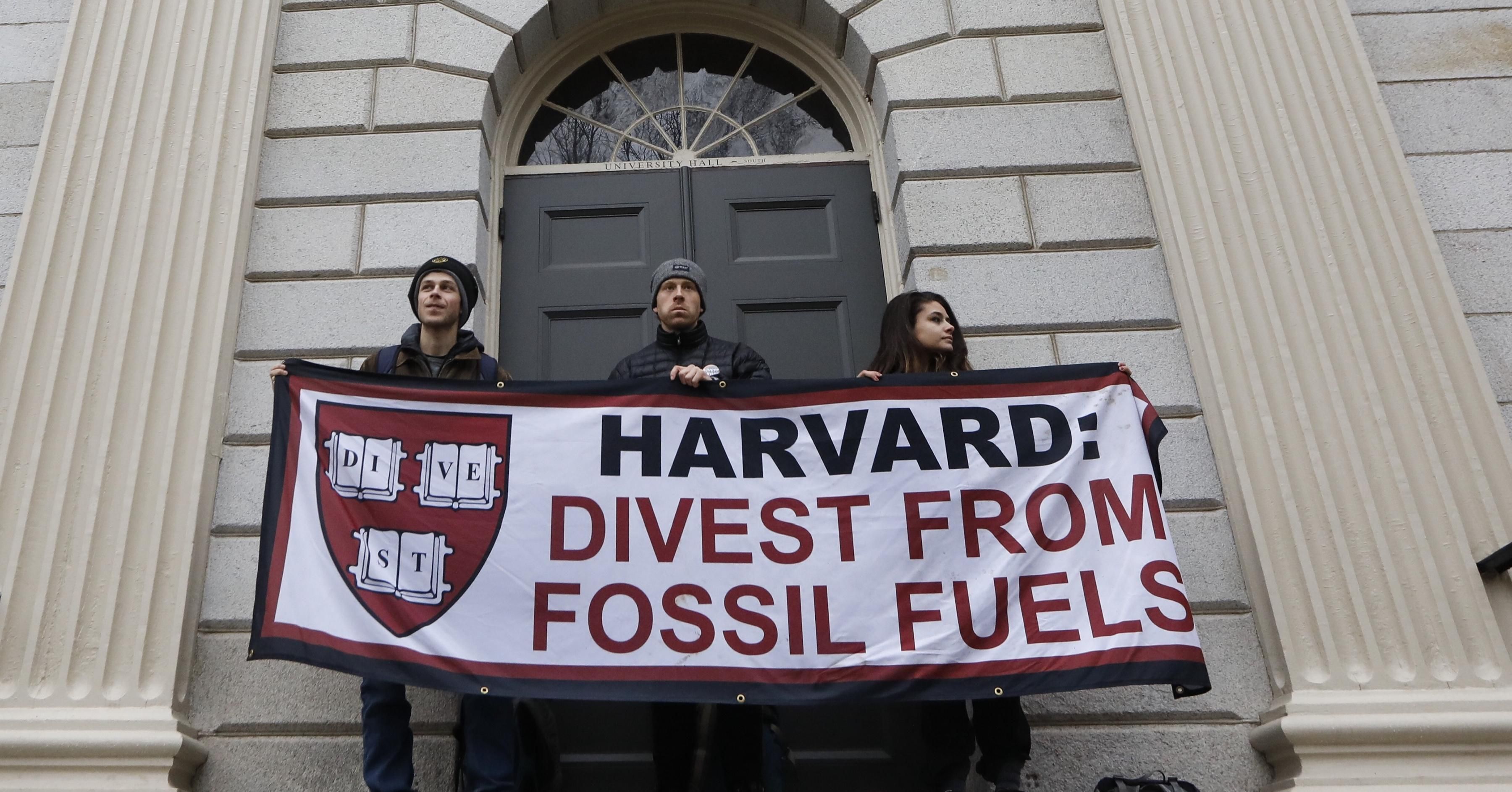 Students demanding that Harvard University divest from fossil fuels block the entrance to University Hall on the school's campus in Cambridge, MA on Mar. 28, 2017. (Photo: Keith Bedford/The Boston Globe via Getty Images)