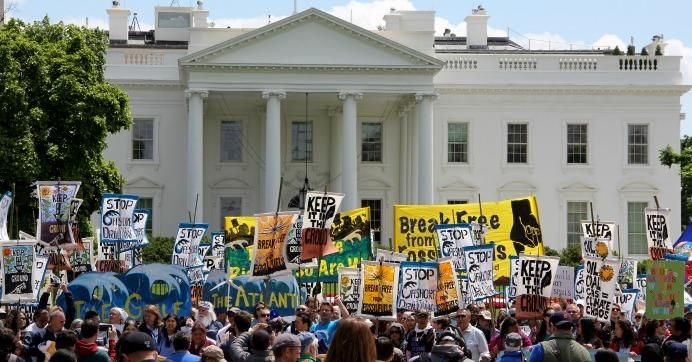 Demonstrators take part in a rally against offshore drilling outside the White House on May 15, 2016. (Photo: DCErica/flickr/cc)