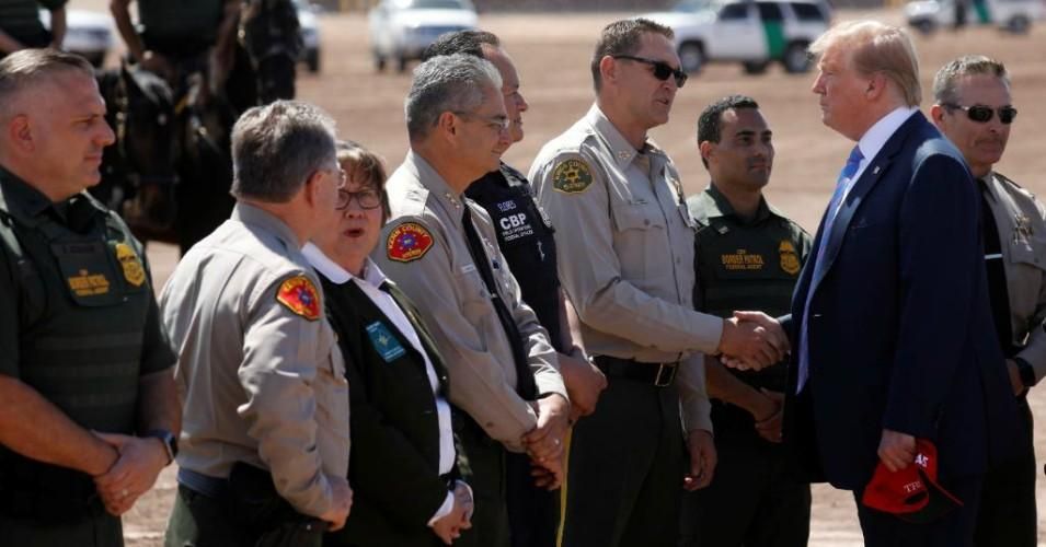 Trump with border patrol officers