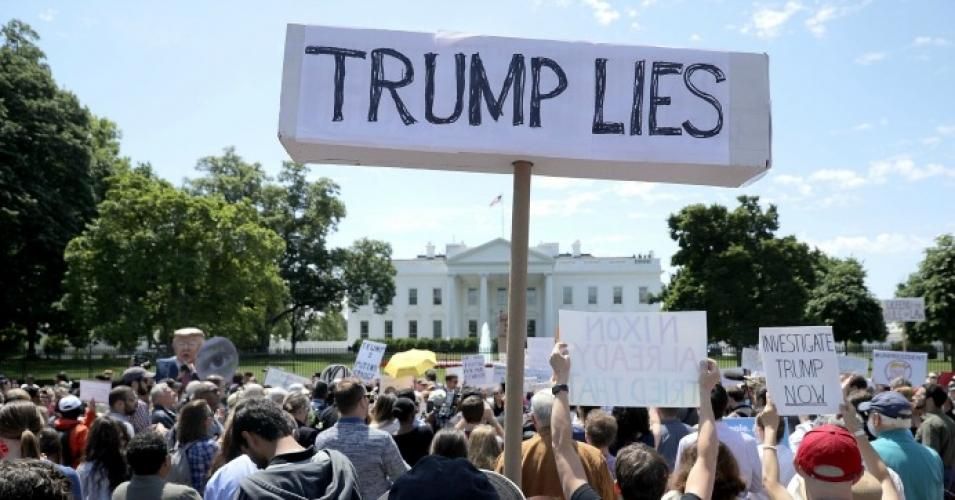 Demonstrators rally outside the White House May 10, 2017 in Washington, DC. (Photo: Chip Somodevilla/Getty Images)