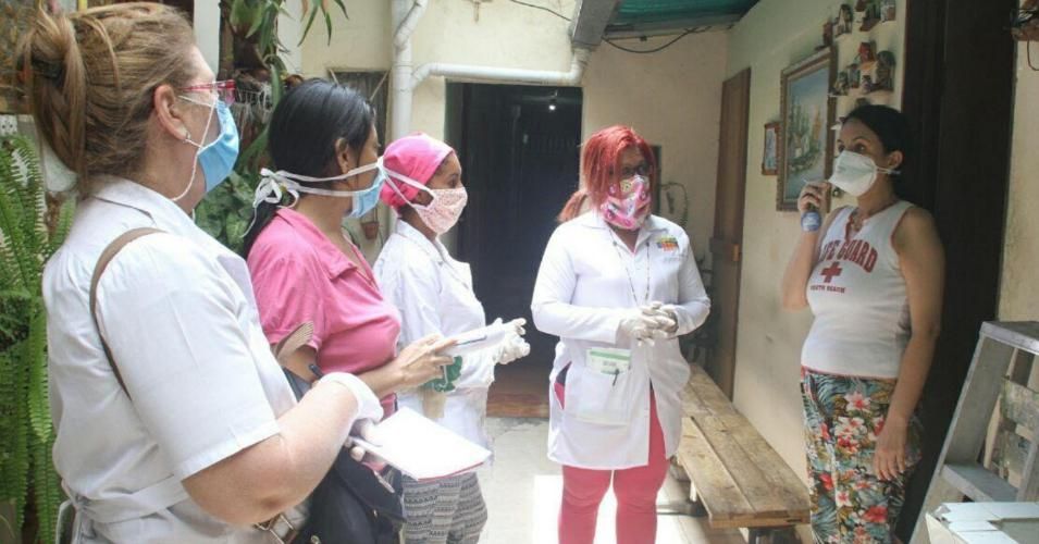 Venezuelan doctors conducting a COVID-19 house visit. (Photo: Courtesy of @OrlenysOV)