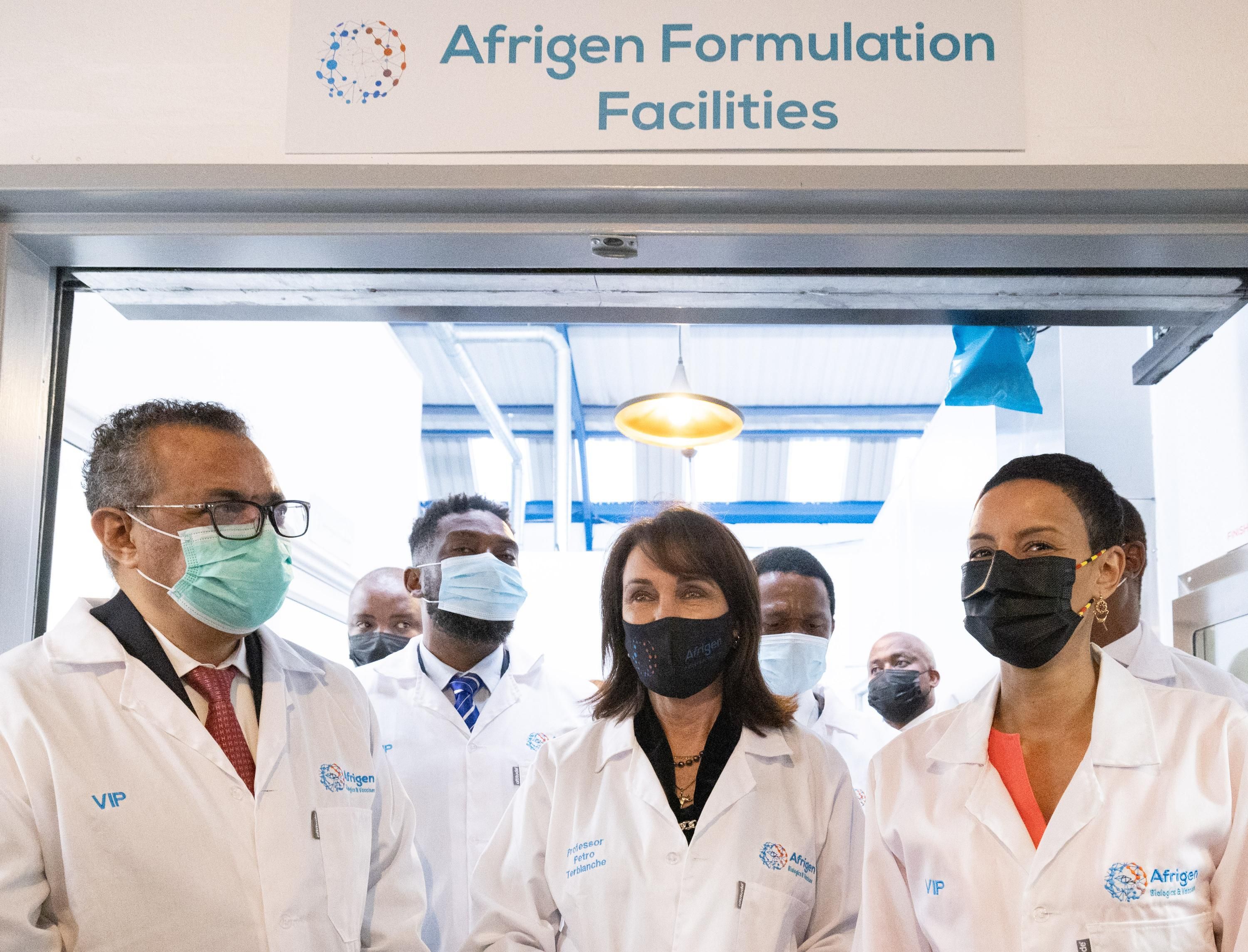 The head of the WHO gathers with South African scientists