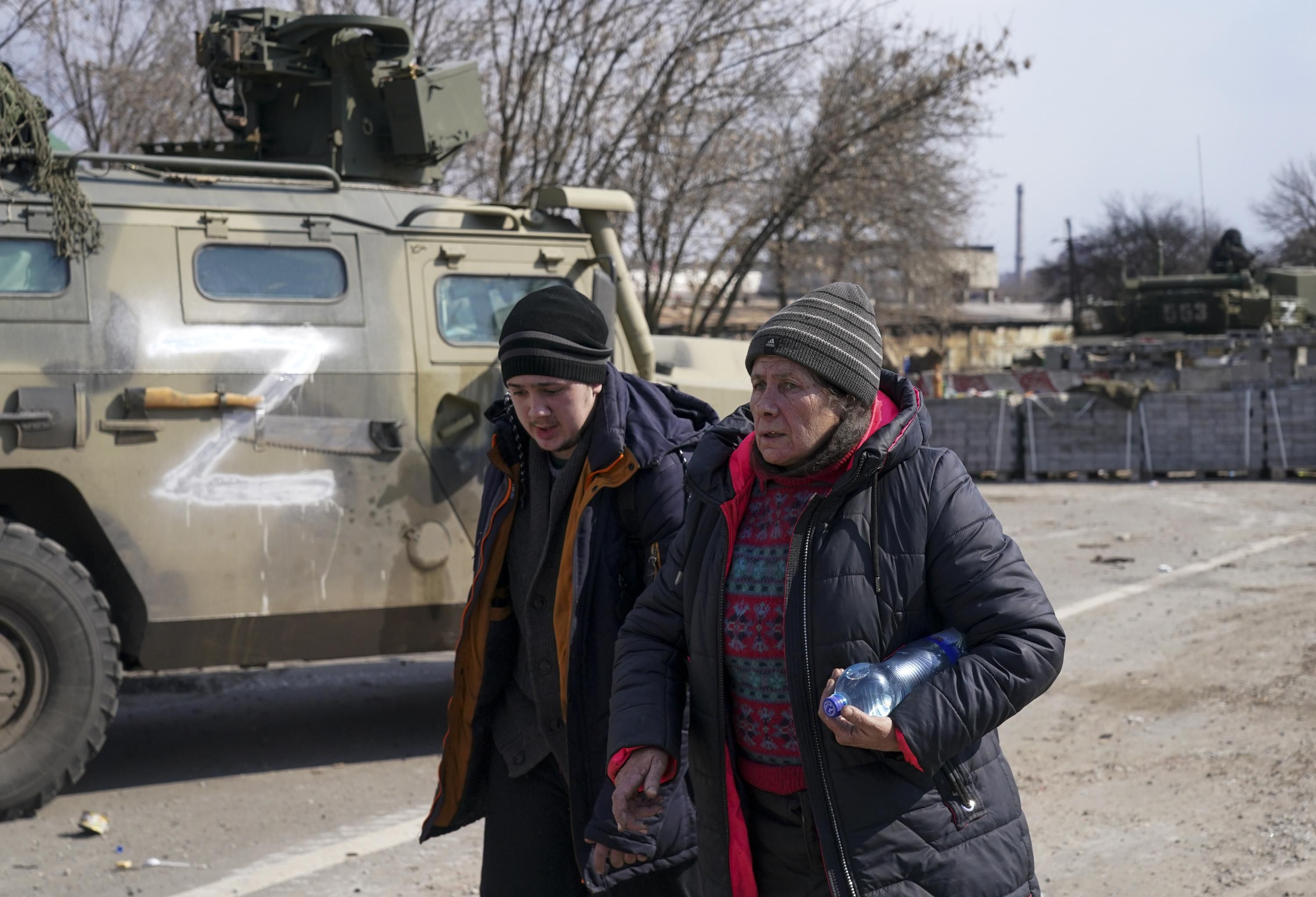 Civilians flee the besieged Ukrainian city of Mariupol
