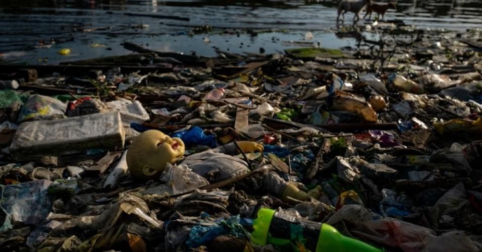 Plastic waste fills a beach on April 18, 2018 in Manila, Philippines. (Photo: Jes Aznar/Getty Images)